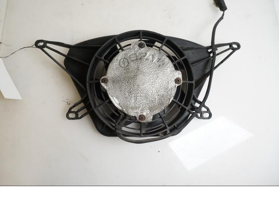 Framsidan på Vattenkylfläkt från en BMW K 1200 S -2007 motorcykel.