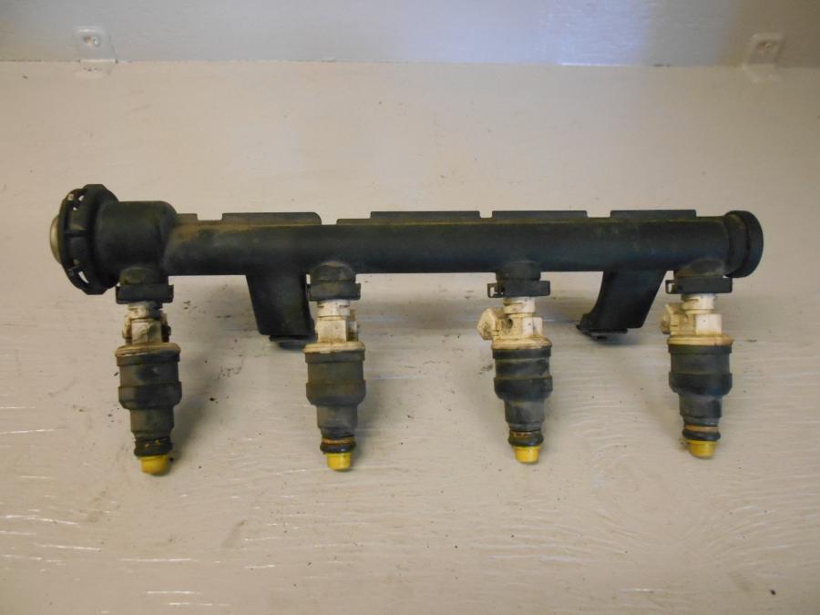 Framsidan på Fuel Rail från en BMW K 1200 LT -2007 motorcykel.