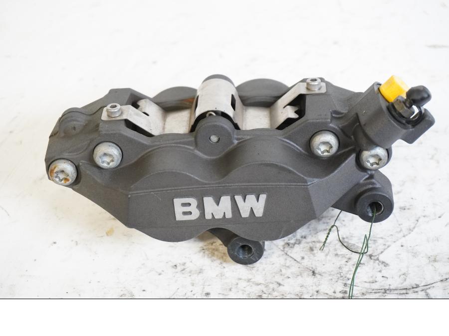 Framsidan på Bromsok från en BMW K 1200 R -2006 motorcykel.