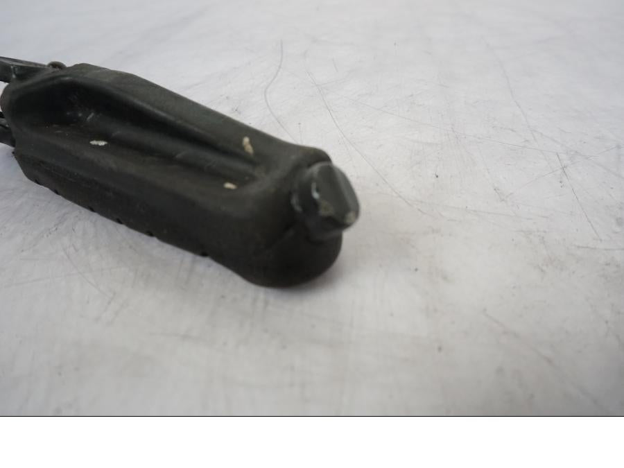 Snett nerifrån på Fotpinne från en KTM 125 Duke -2017 motorcykel.