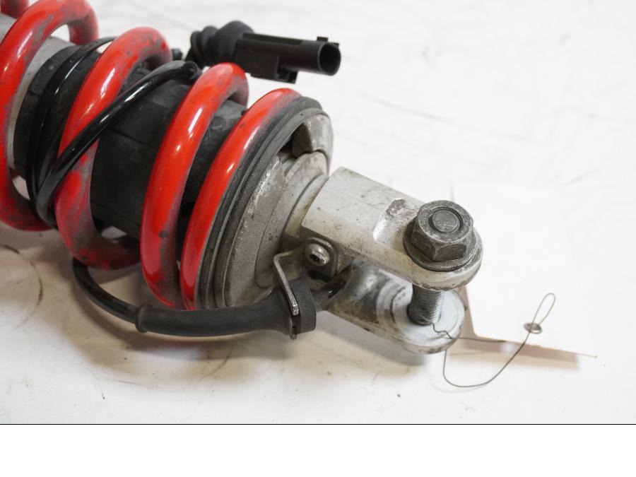 Vänster sida på Stötdämpare från en BMW S 1000 R -2015 motorcykel.