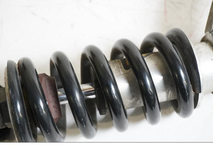 Snett nerifrån på Stötdämpare från en Yamaha MT-01 -2005 motorcykel.