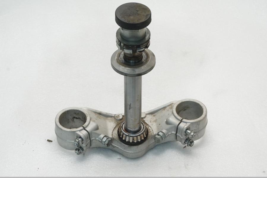 Framsidan på Gaffelkrona från en Yamaha TT 600 RE -2004 motorcykel.