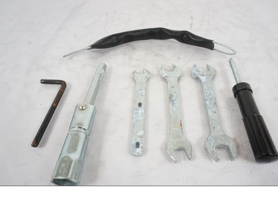 Vänster sida på Verktyg från en Honda VFR 1200 -2010 motorcykel.