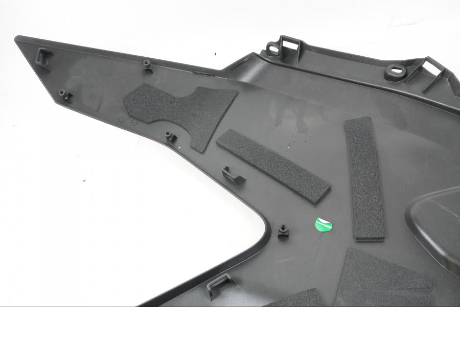 Snett uppifrån på Sidkåpa från en KTM 1290 Super Adventure S -2022 motorcykel.