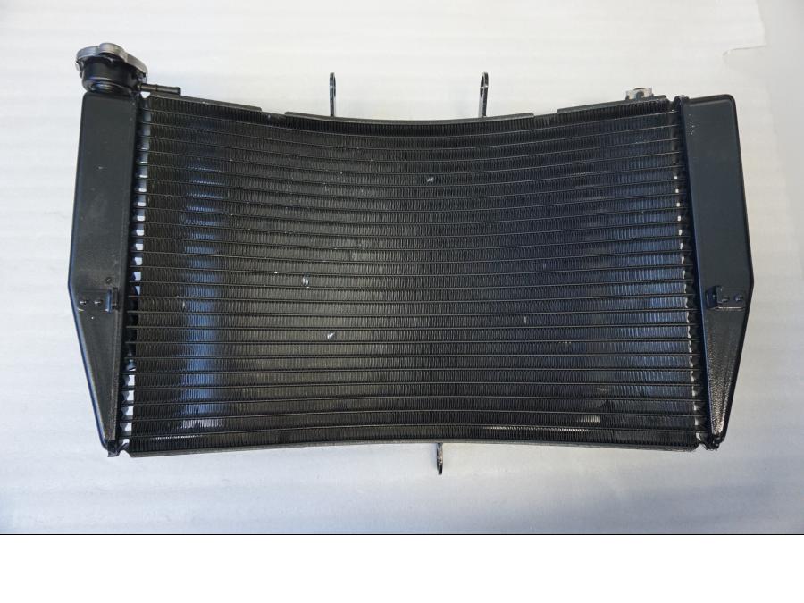 Framsidan på Vattenkyl från en Honda CBR 600 RR -2004 motorcykel.