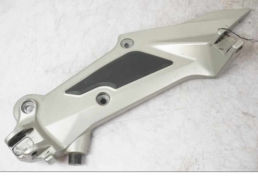 Framsidan på Fotpinnefäste från en BMW K 1600 GTL -2015 motorcykel.