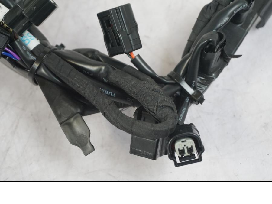 Baksidan på Kablage från en KTM 1290 Super Duke R -2022 motorcykel.