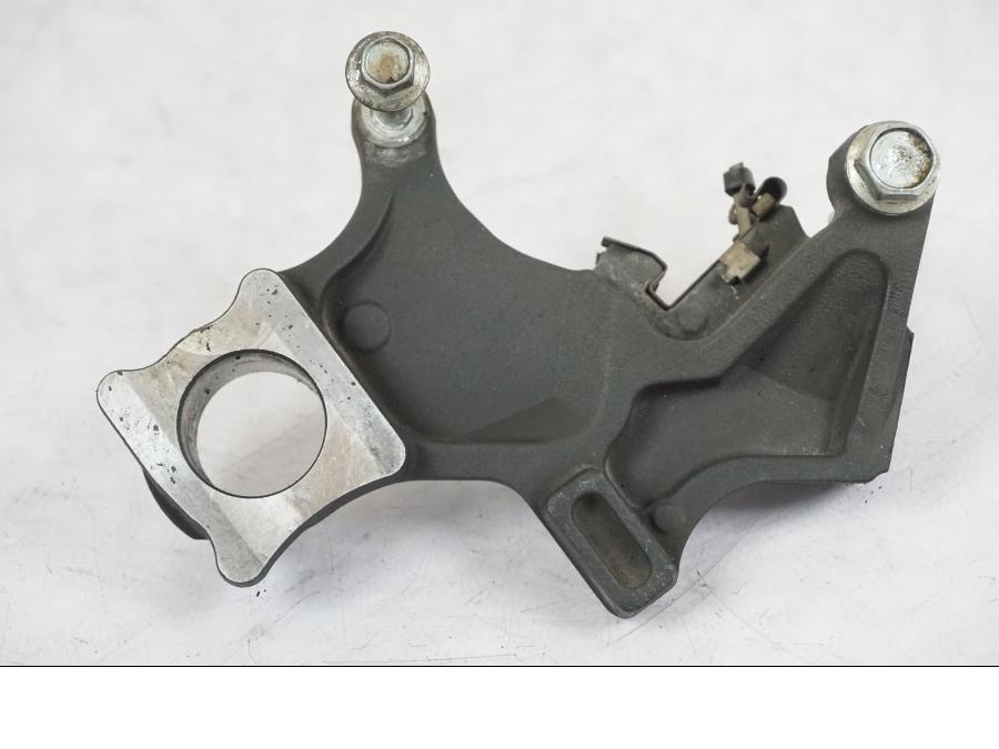 Vänster sida på Bromsoksfäste från en Suzuki GSX-R 750 -2006 motorcykel.