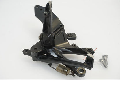 Baksidan på Fotpinnefäste från en Kawasaki ZX-10R -2008 motorcykel.