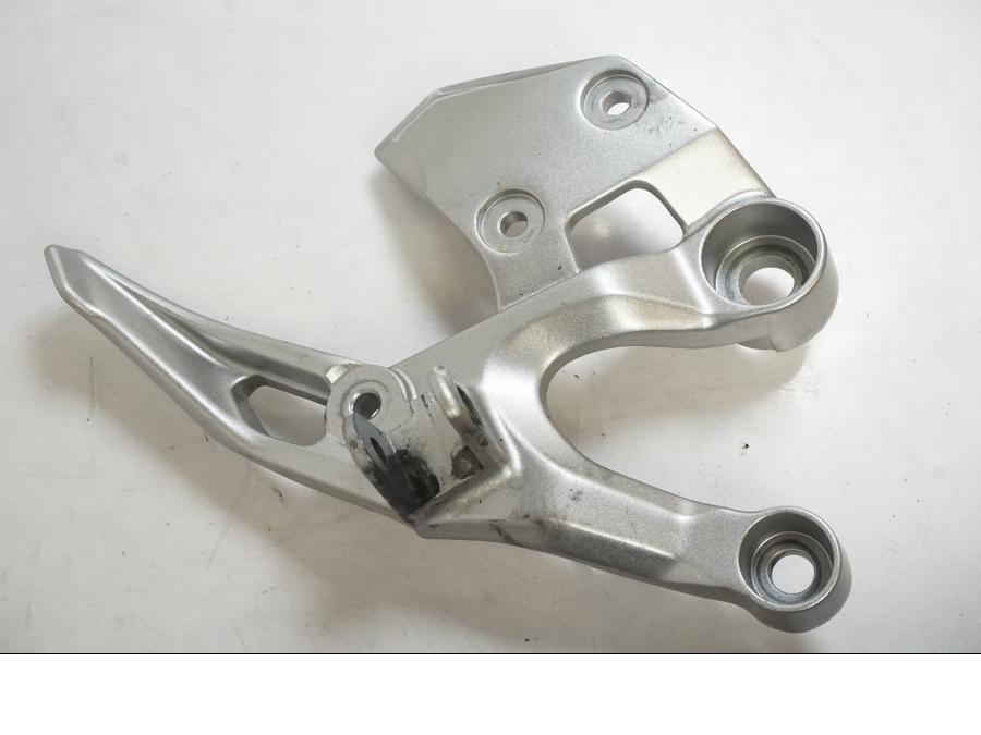 Framsidan på Fotpinnefäste från en Yamaha MT-09 -2019 motorcykel.