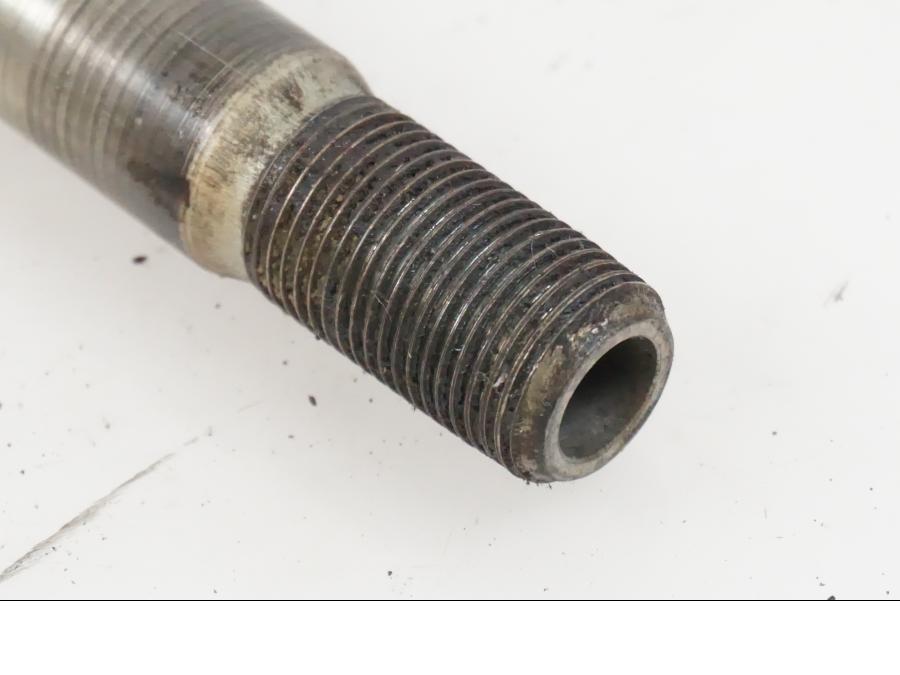 Höger sida på Axel från en Triumph Rocket III -2007 motorcykel.