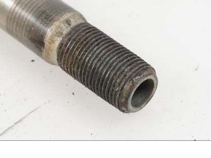 Höger sida på Axel från en Triumph Rocket III -2007 motorcykel.