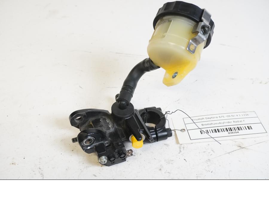 Baksidan på Bromshuvudcylinder från en Triumph Daytona 675 -2009 motorcykel.