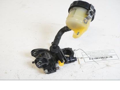 Baksidan på Bromshuvudcylinder från en Triumph Daytona 675 -2009 motorcykel.