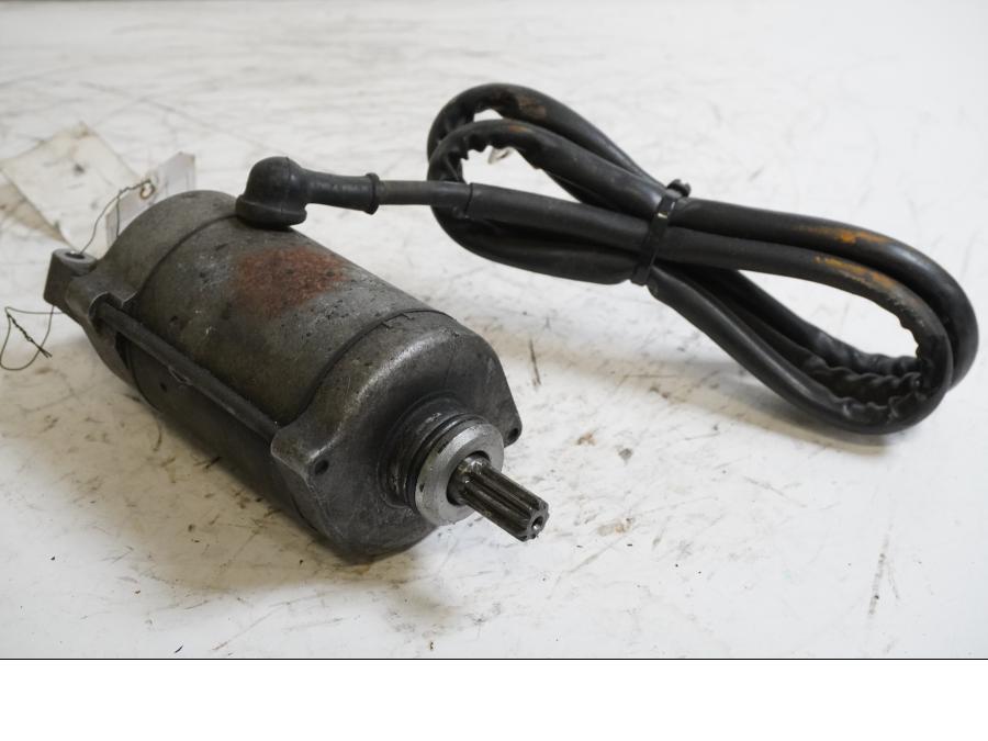 Framsidan på Startmotor från en Honda VTR 1000 F -1997 motorcykel.