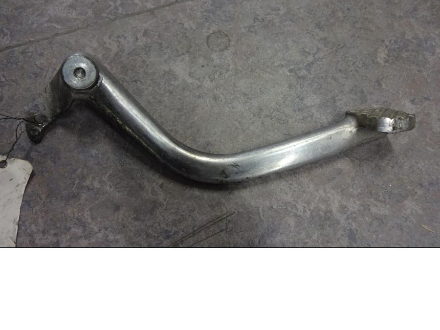 Framsidan på Bromspedal från en Triumph Thunderbird 900 -2001 motorcykel.