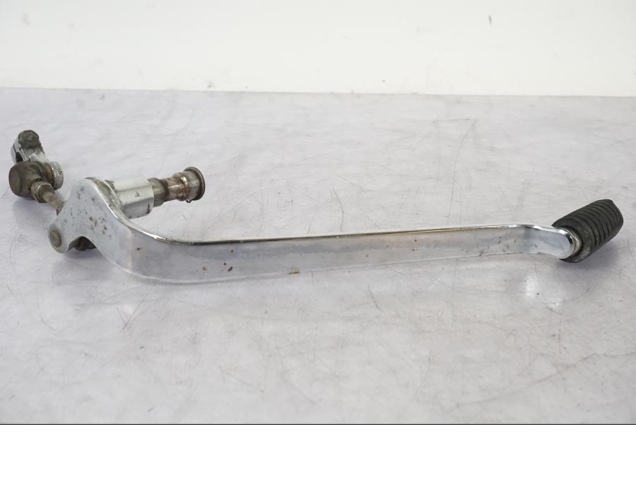 Snett nerifrån på Växelpedal från en Suzuki VL 800 -2002 motorcykel.