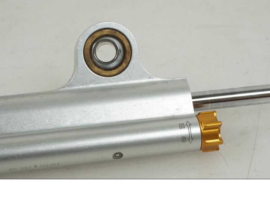 Höger sida på Styrdämpare Öhlins från en Kawasaki Versys 1000 -2022 motorcykel.