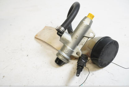 Baksidan på Bromshuvudcylinder från en BMW S 1000 RR -2010 motorcykel.