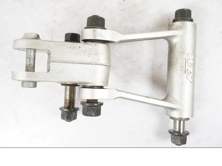 Extrabild2 på Stötdämparlänkage från en KTM 690 Duke -2015 motorcykel.