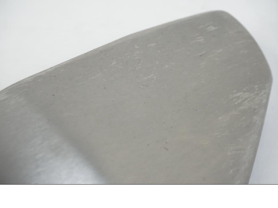 Snett uppifrån på Ljuddämpardekor från en KTM 990 SM -2009 motorcykel.