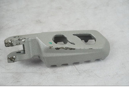 Höger sida på Fotpinnefäste från en Ducati Multistrada 1158 V4 -2023 motorcykel.