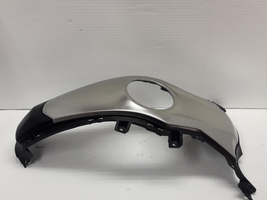 Baksidan på Bensintankskåpa från en BMW R 1250 RS -2020 motorcykel.