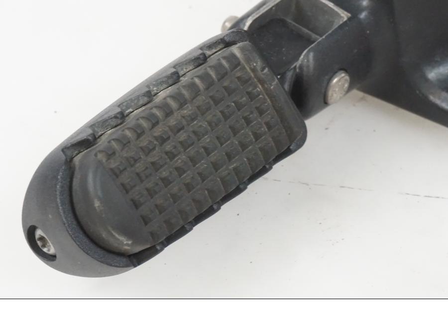 Snett uppifrån på Fotpinnefäste från en H-D Adventure Pan America Special RA1250S -2021 motorcykel.