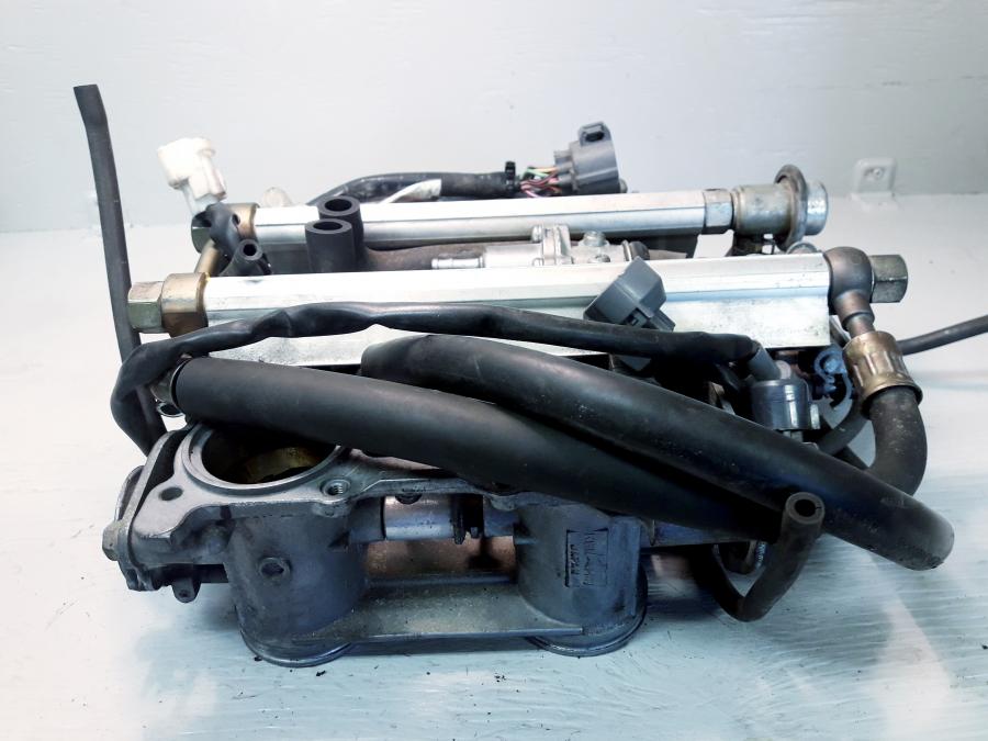 Vänster sida på Spjällhus från en Honda VFR 800 -2000 motorcykel.