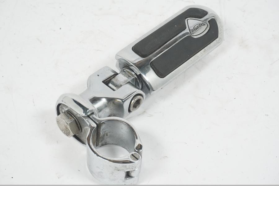 Höger sida på Highwaypegs från en Triumph Rocket III -2007 motorcykel.