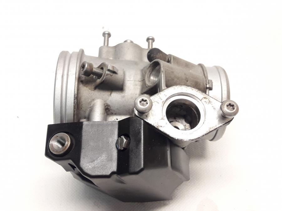 Framsidan på Spjällhus från en BMW R 1200 GS -2006 motorcykel.