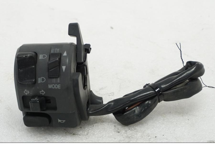 Framsidan på Styrelreglage från en Ducati Monster 696 -2010 motorcykel.