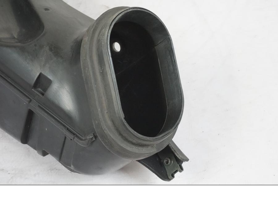 Höger sida på Luftrör från en Suzuki GSX-R 750 -2007 motorcykel.