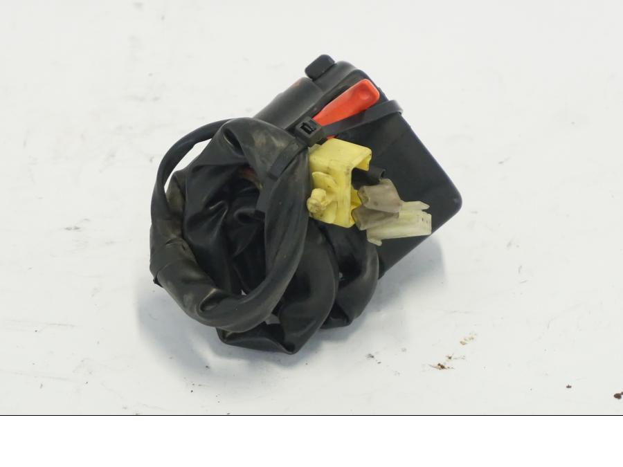 Snett nerifrån på Styrelreglage från en Suzuki DL 1000 -2003 motorcykel.