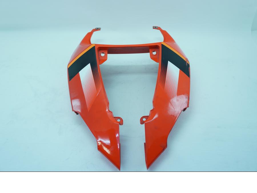 Framsidan på Bakvinge från en Aprilia RSV 1000 -2004 motorcykel.