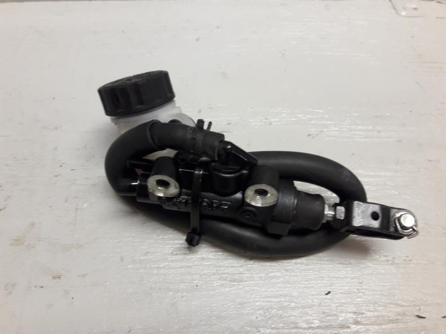 Framsidan på Bromshuvudcylinder från en Yamaha XSR 900 -2016 motorcykel.