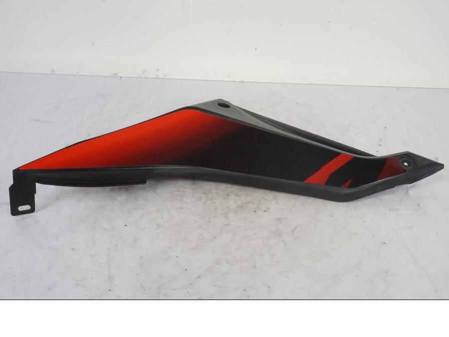 Snett uppifrån på Sidopanel från en Yamaha YZF-R 125 -2008 motorcykel.