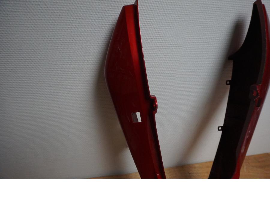 Vänster sida på Bakvinge från en Yamaha FZS 1000 -2001 motorcykel.