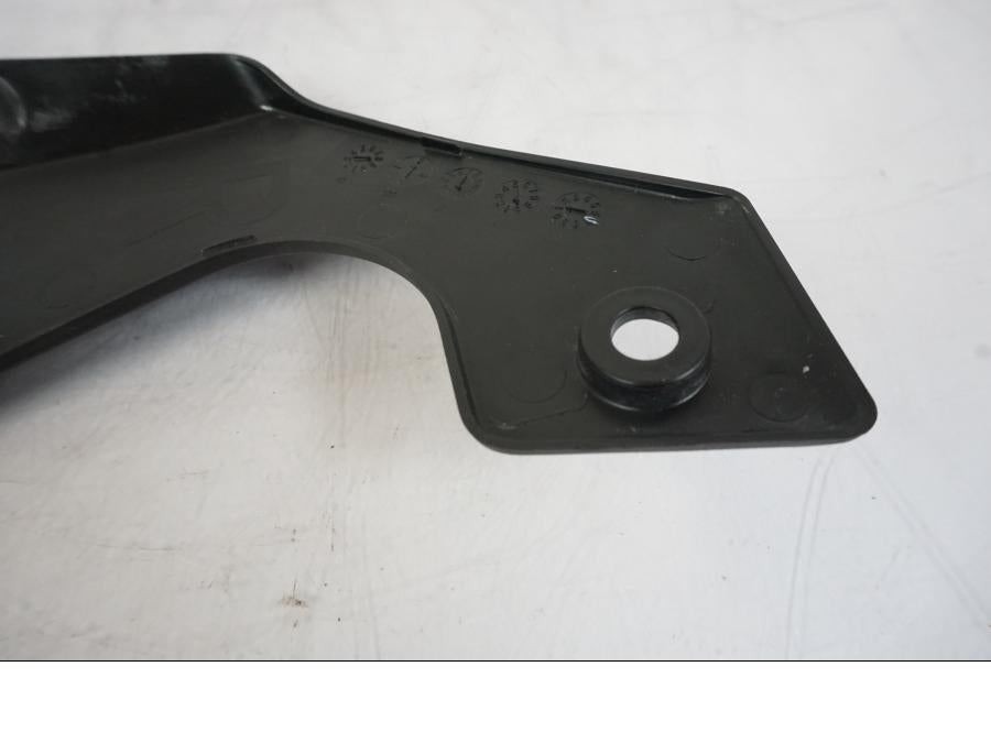 Snett nerifrån på Ramskydd från en Honda VFR 1200 -2010 motorcykel.