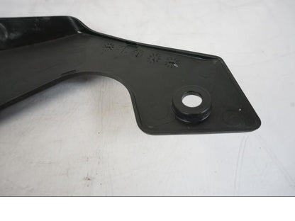 Snett nerifrån på Ramskydd från en Honda VFR 1200 -2010 motorcykel.