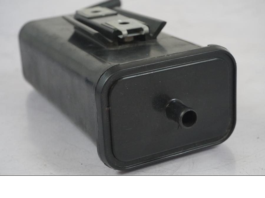 Snett uppifrån på Bensintanksavluftare från en KTM 1290 Super Duke R -2018 motorcykel.