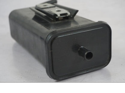 Snett uppifrån på Bensintanksavluftare från en KTM 1290 Super Duke R -2018 motorcykel.