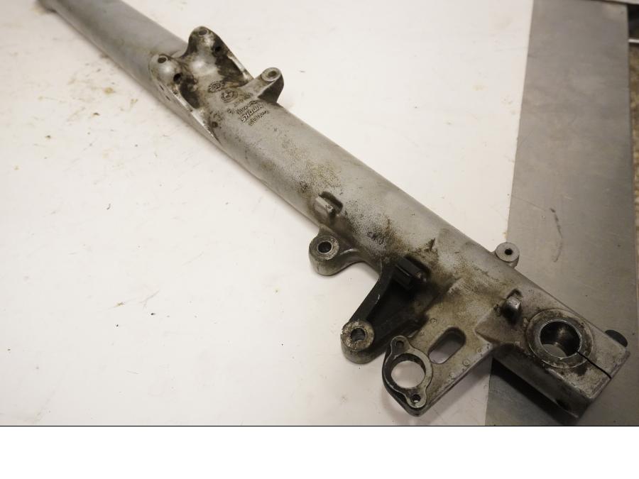 Snett uppifrån på Gaffelben från en BMW R 1150 RT -2003 motorcykel.