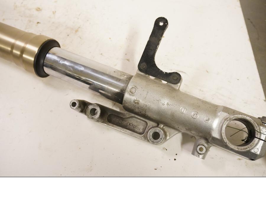 Vänster sida på Gaffelben från en Kawasaki ZX-12R -2000 motorcykel.