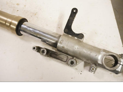 Vänster sida på Gaffelben från en Kawasaki ZX-12R -2000 motorcykel.