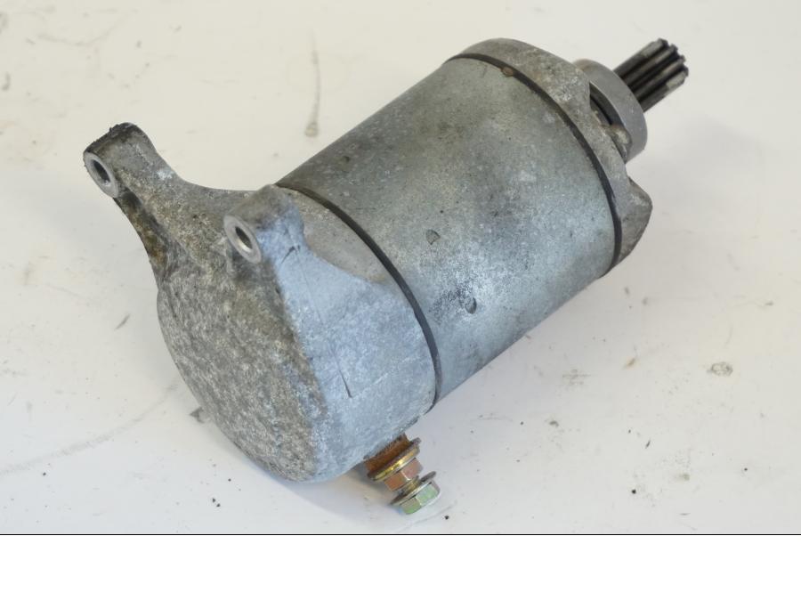 Snett nerifrån på Startmotor från en Yamaha YZF 1000 R -1997 motorcykel.