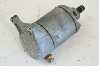 Snett nerifrån på Startmotor från en Yamaha YZF 1000 R -1997 motorcykel.