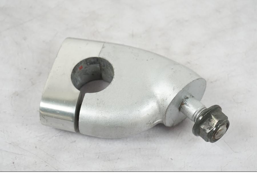 Framsidan på <p>Styrfäste från Yamaha FZ-S 600 1998.</p>

<p>1st. Ytliga repor finns se bilder.</p> motorcykel.