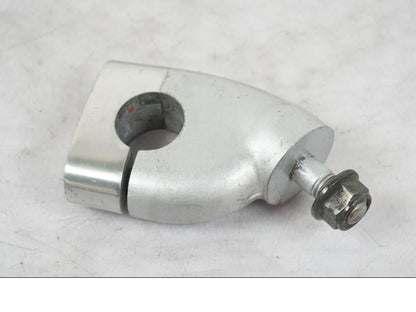 Framsidan på <p>Styrfäste från Yamaha FZ-S 600 1998.</p>

<p>1st. Ytliga repor finns se bilder.</p> motorcykel.